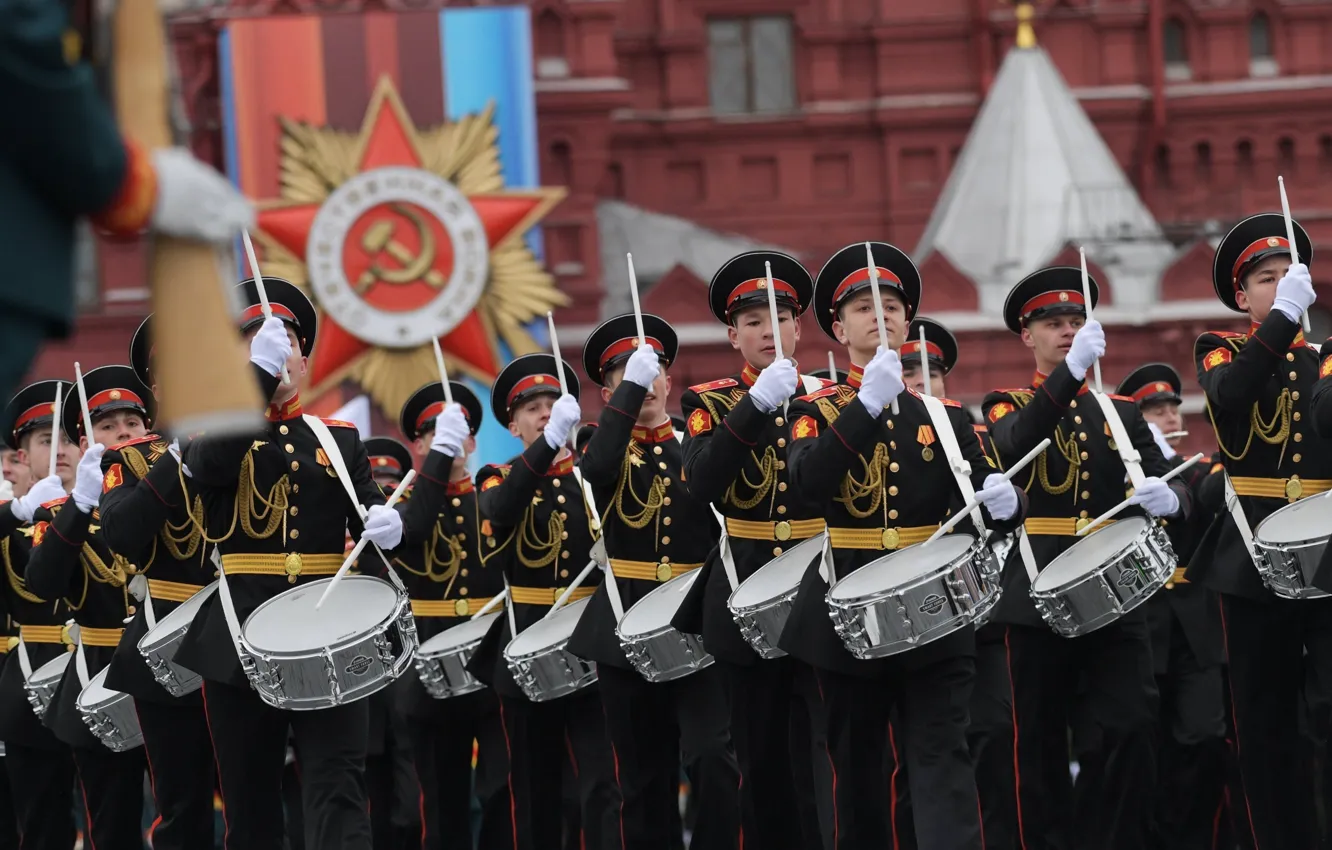 Фото обои праздник, день победы, барабаны, парад, красная площадь, марш, 9 Мая