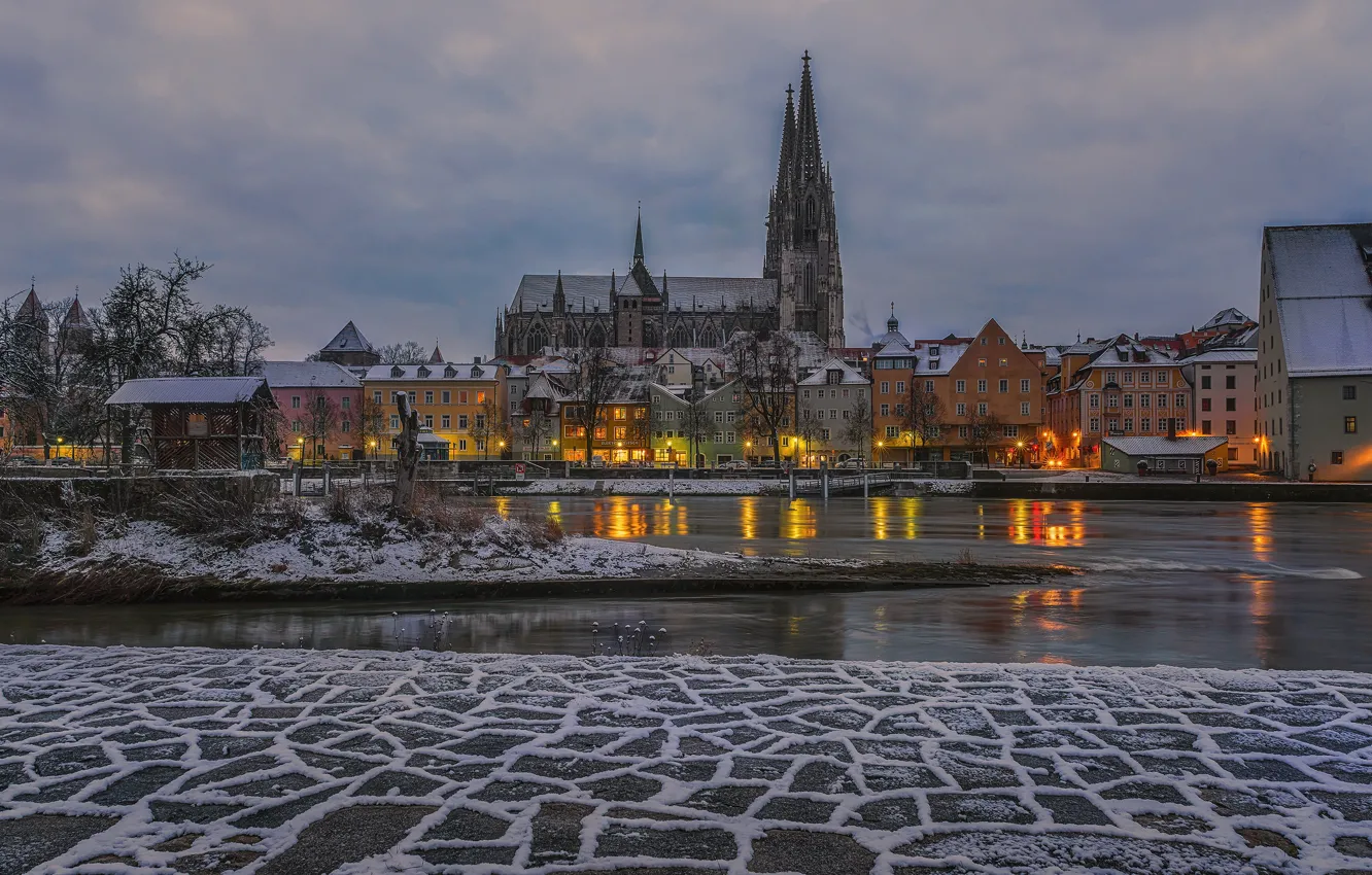 Фото обои зима, снег, деревья, огни, река, дома, вечер, Германия
