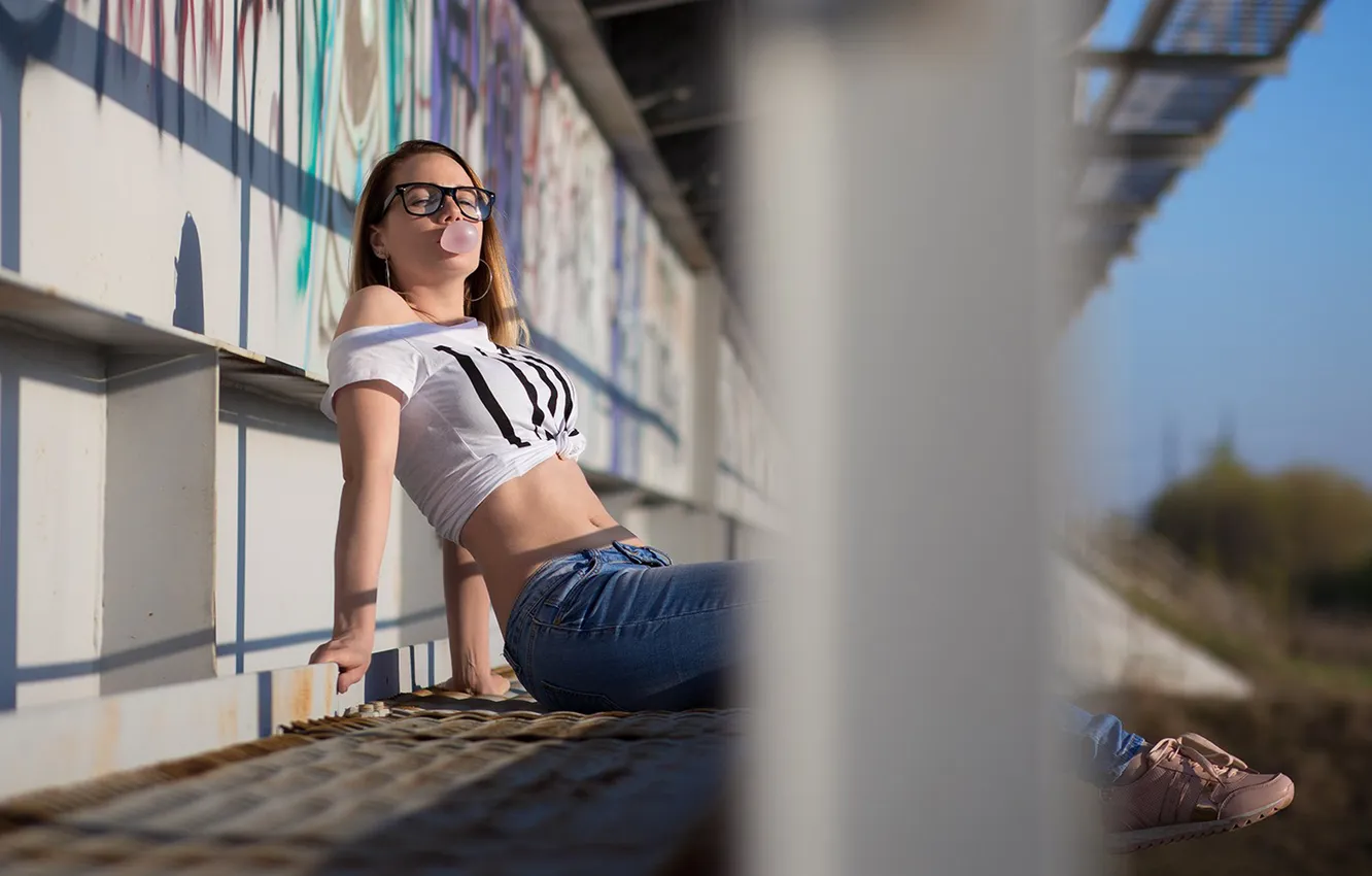 Фото обои девушка, sky, model, jeans, blonde, sitting, sneakers, belly button