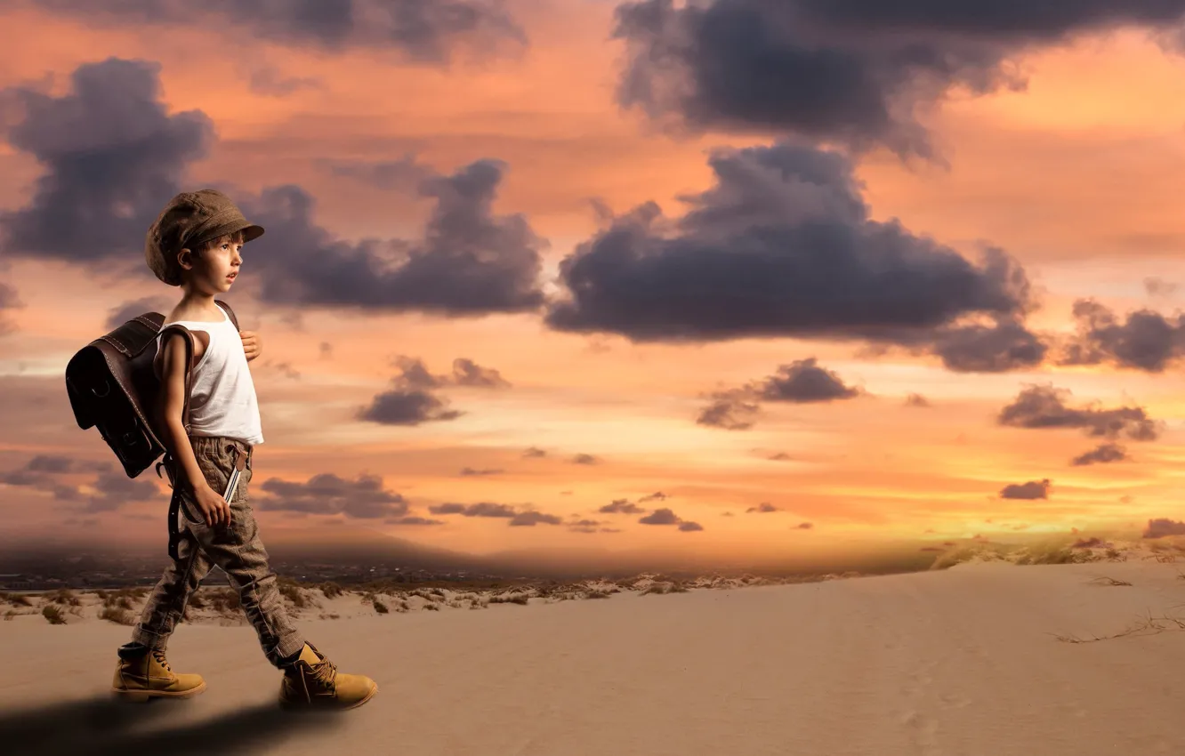 Фото обои песок, закат, пустыня, ситуация, мальчик, кепка, ранец