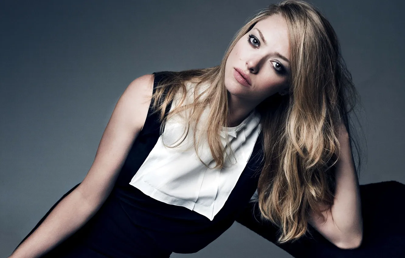 Фото обои актриса, блондинка, серый фон, Amanda Seyfried, Аманда Сайфред