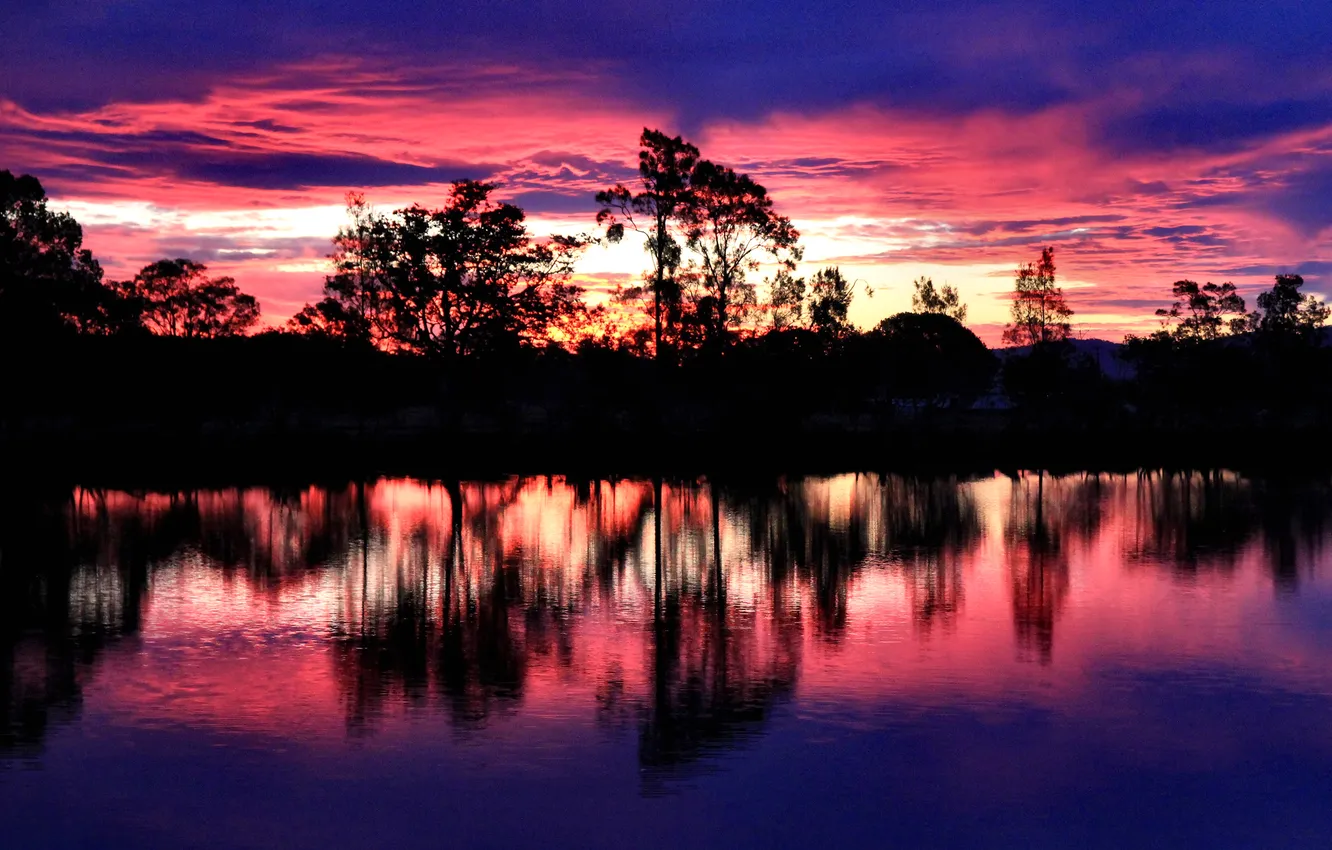 Фото обои небо, облака, деревья, озеро, отражение, вечер, силуэт, зарево