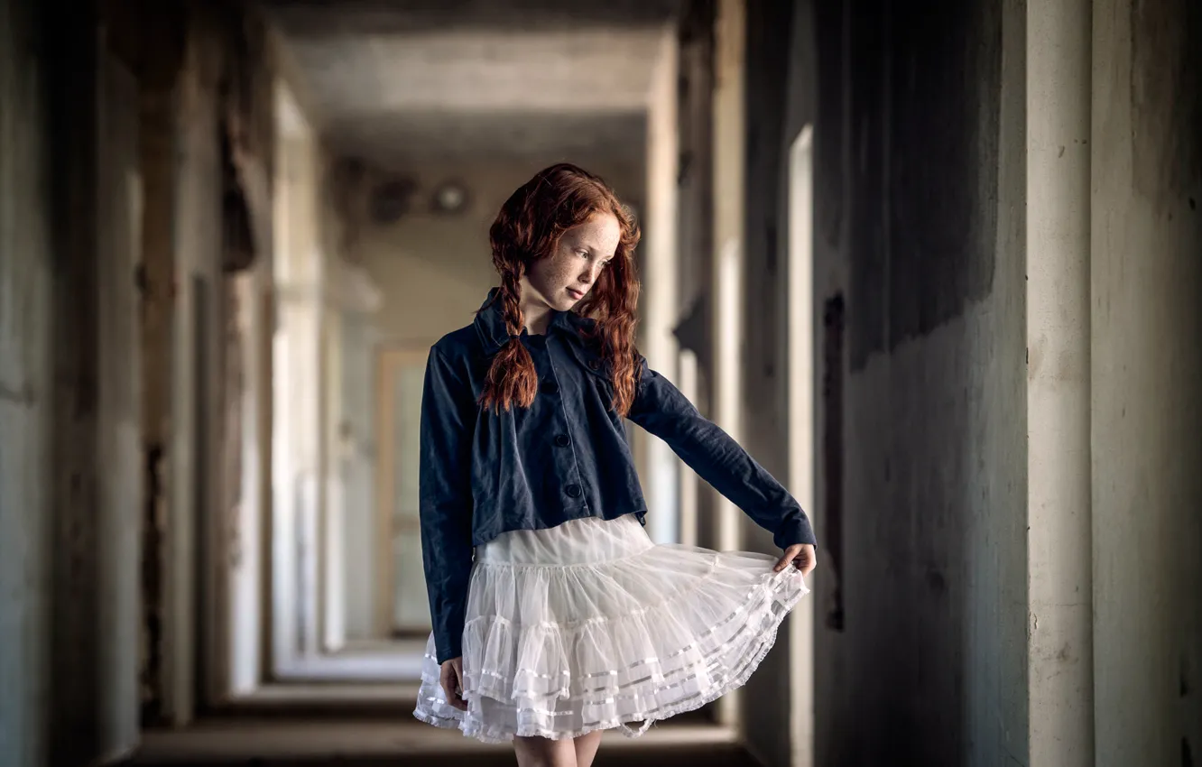 Фото обои девочка, веснушки, косички, платье