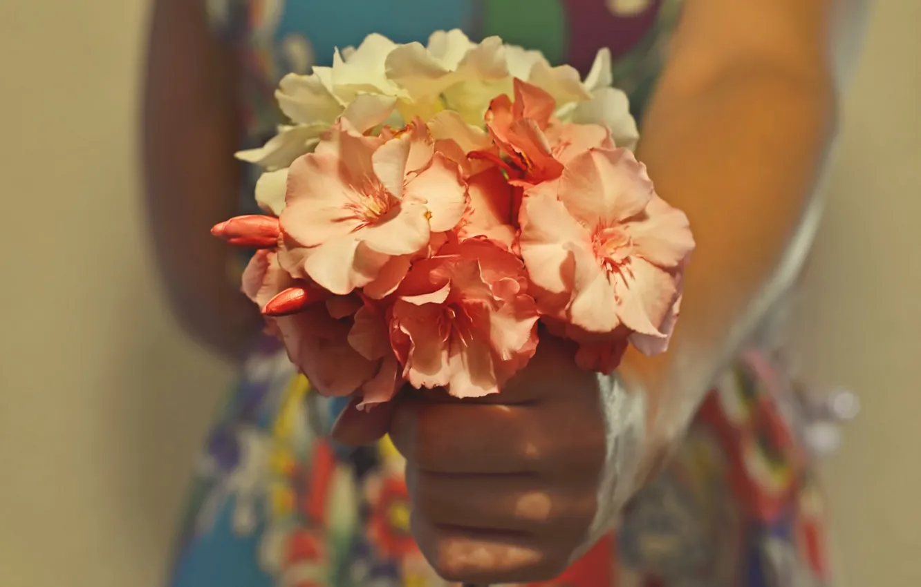 Фото обои девушка, цветы, рука, букет