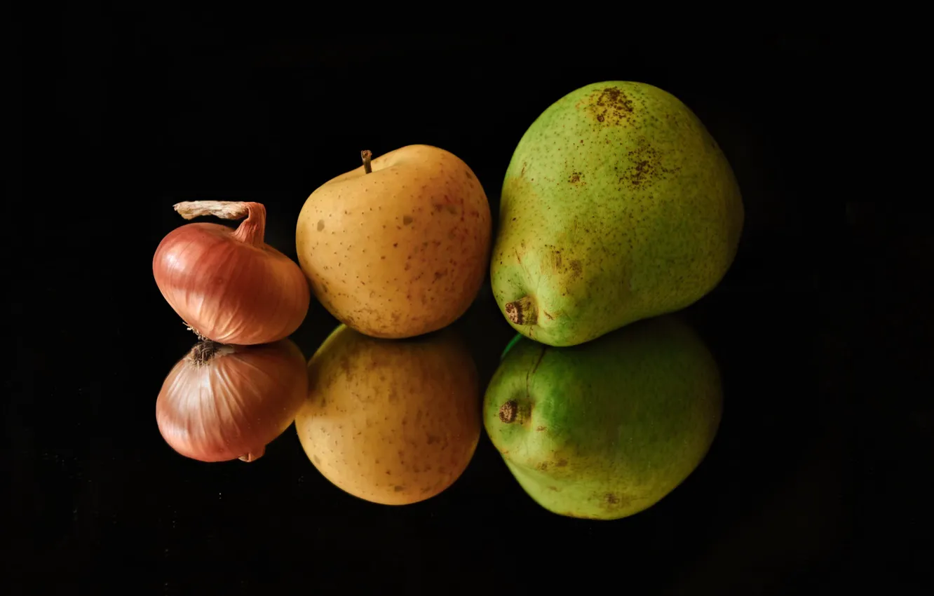 Фото обои отражение, яблоко, еда, лук, груша, чёрный фон
