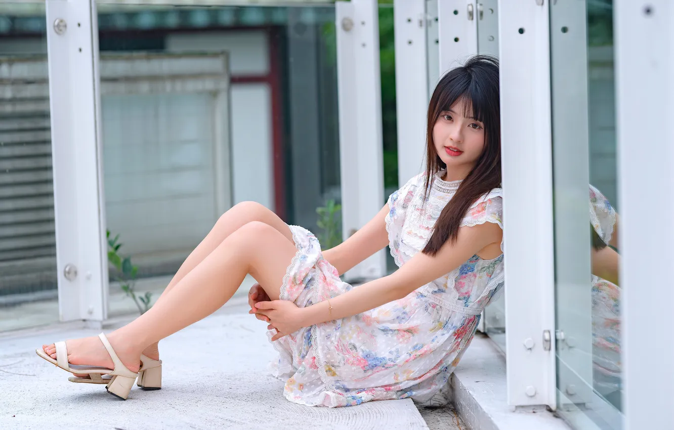 Фото обои взгляд, поза, модель, портрет, макияж, платье, брюнетка, прическа