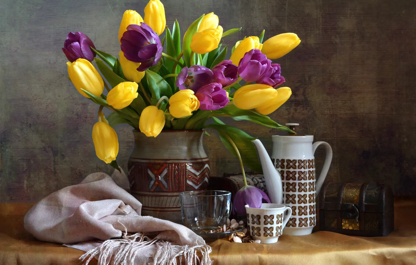 Фото обои цветы, шарф, чайник, чашка, тюльпаны, ваза, натюрморт, сундучок