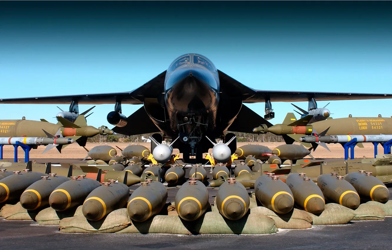 Фото обои Самолет, Оружие, Ракеты, Бомбардировщик, Аэродром, Боекомплект, Вооружение, Dynamics