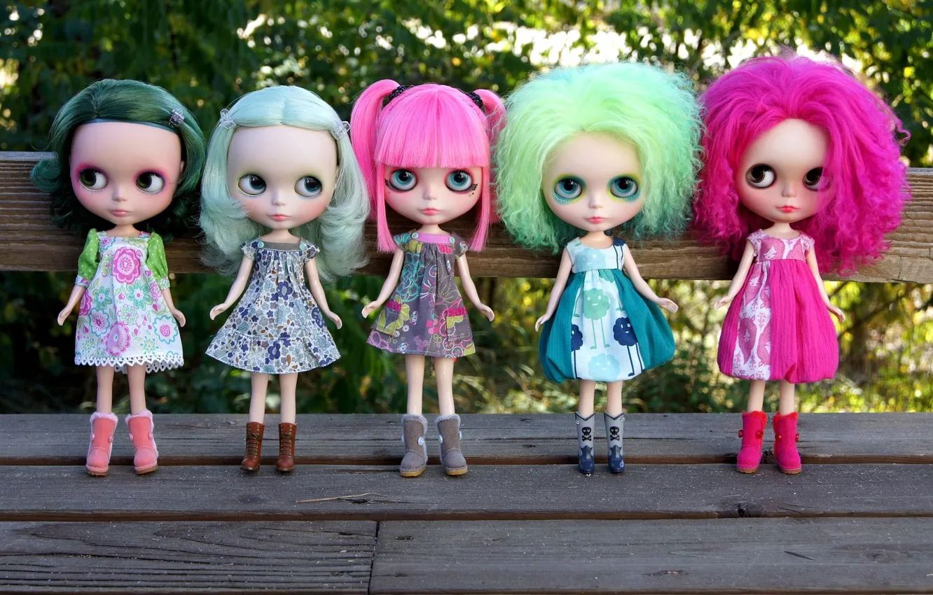 Фото обои волосы, девочки, игрушки, куклы, розовые, зелёные, платья, подружки