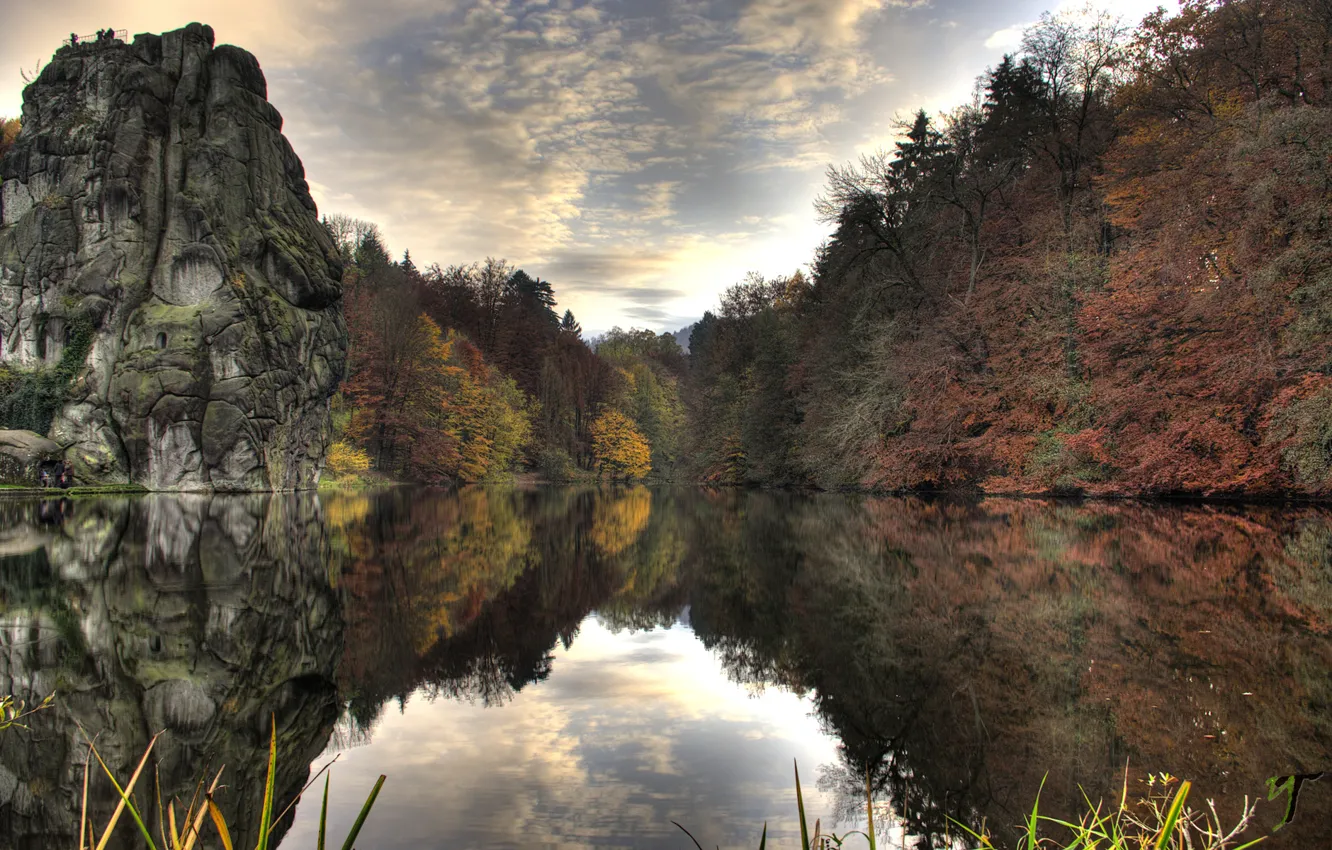 Фото обои осень, вода, деревья, скала, озеро