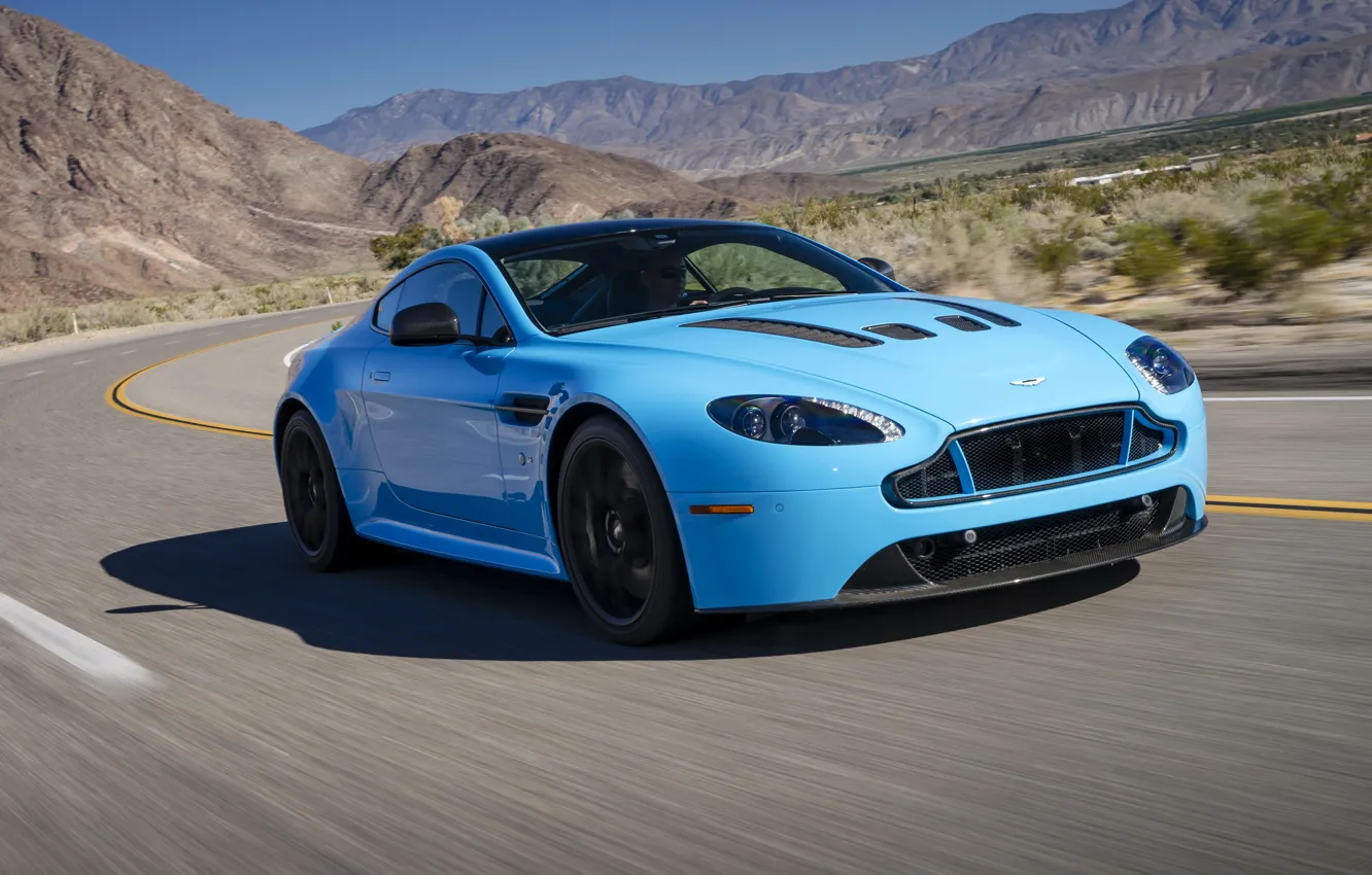 Фото обои дорога, голубой, Aston Martin, скорость, Vantage, V12, астон мартин авто