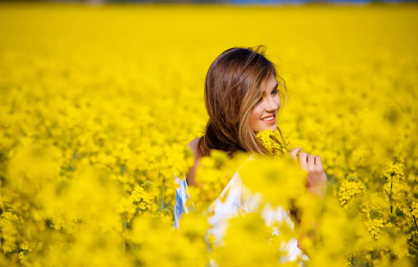 Фото обои поле, девушка, цветы, улыбка, фон, настроения, желтые, цветочки