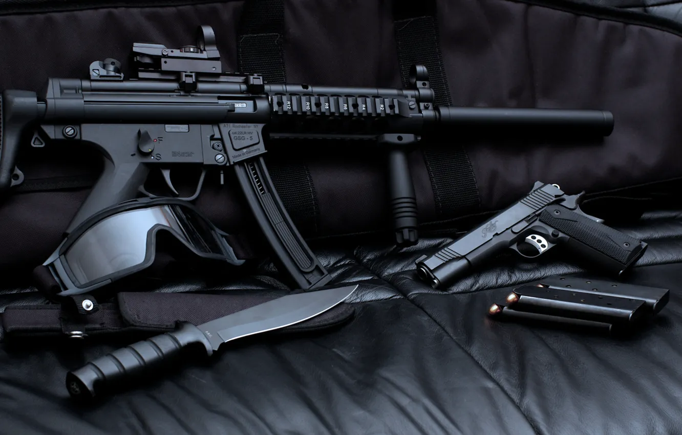 Фото обои пистолет, маска, нож, автомат, винтовка, магазин