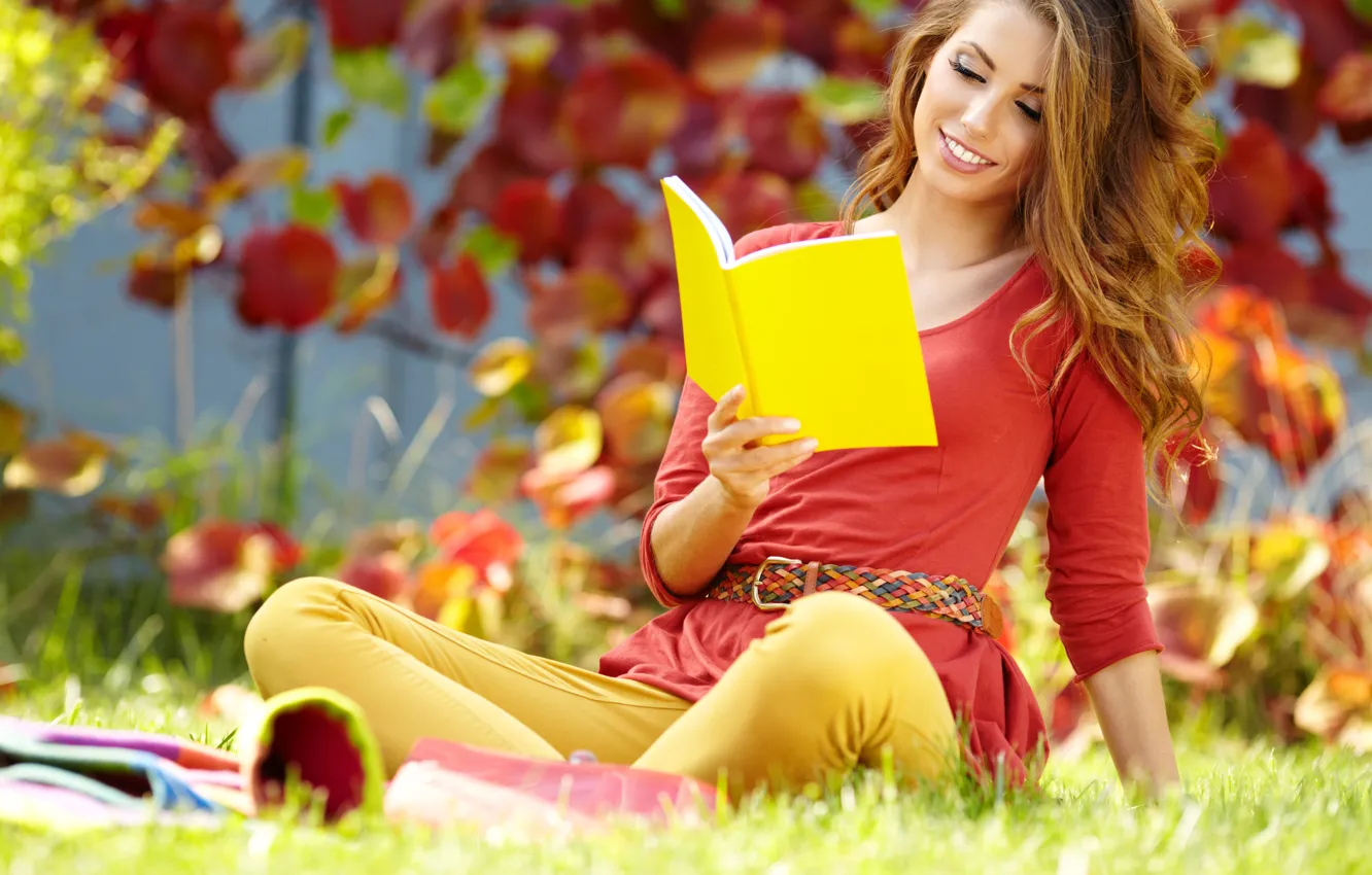 Фото обои осень, трава, листья, девушка, книга, шатенка, тетрадь, желтая