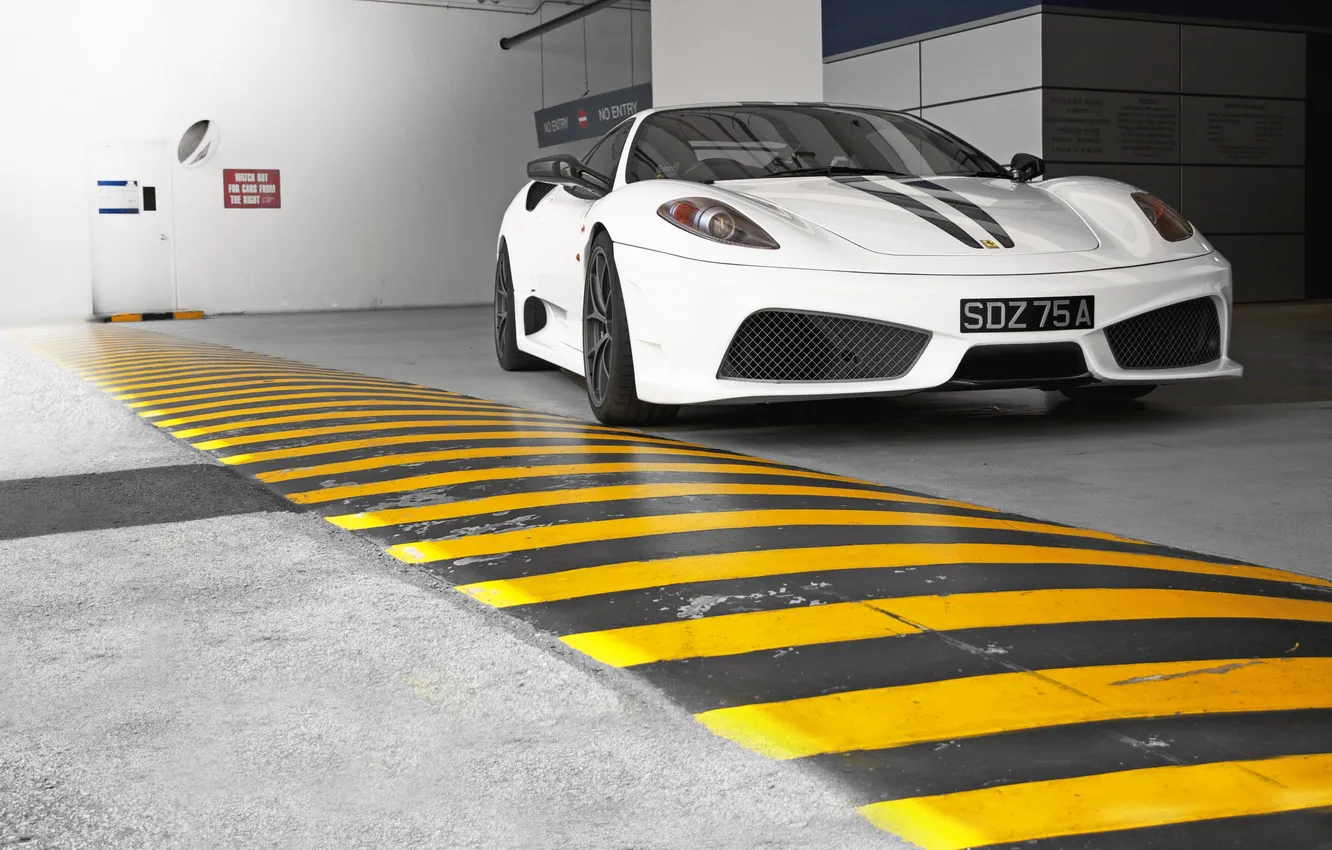 Фото обои белый, white, ferrari, феррари, вид спереди, f430 scuderia, ф430 скудерия, лежачий полицейский