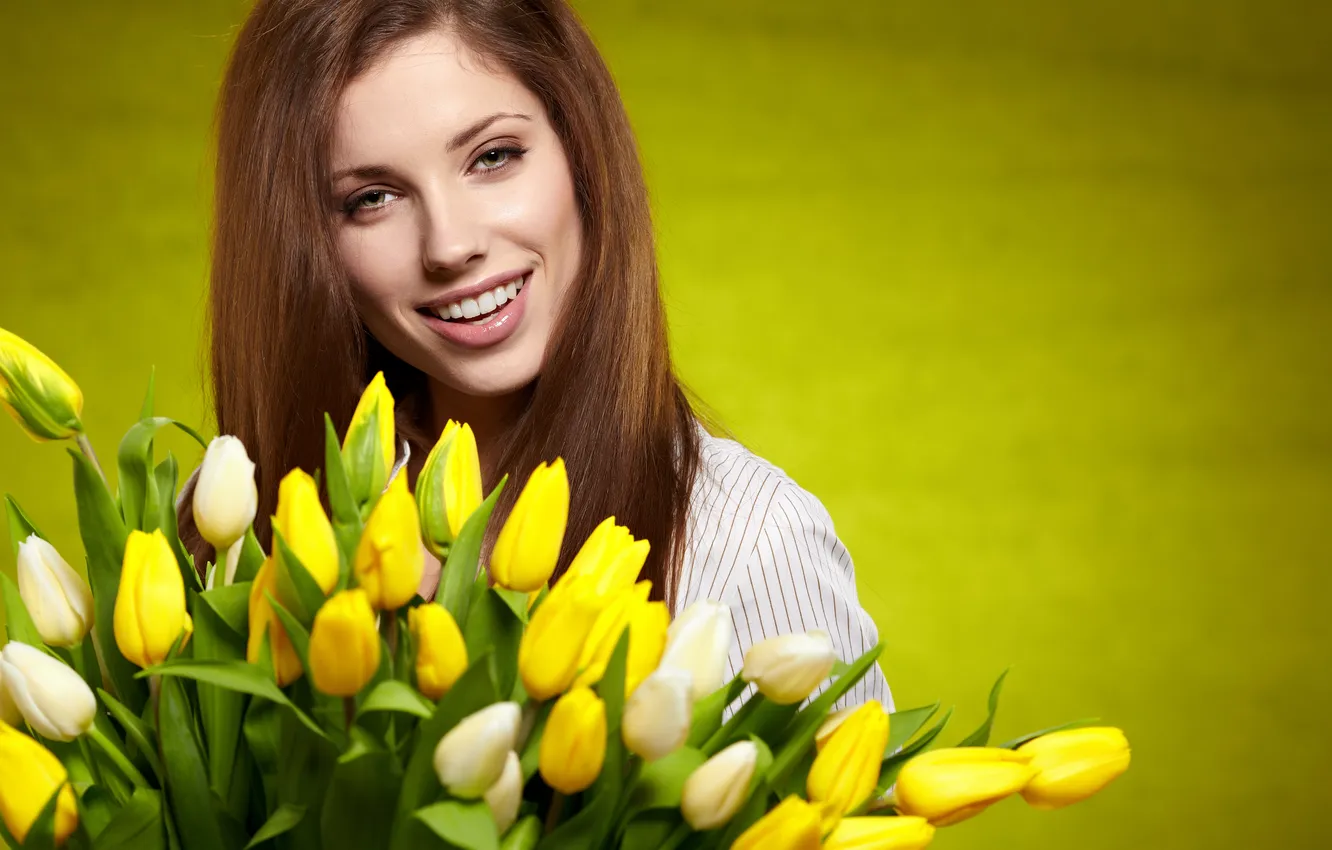 Фото обои зелень, девушка, цветы, улыбка, фон, настроение, модель, букет