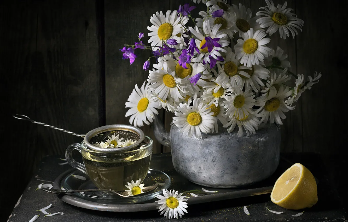 Фото обои лимон, чай, ромашки, букет, чайник, кружка, натюрморт, колокольчики
