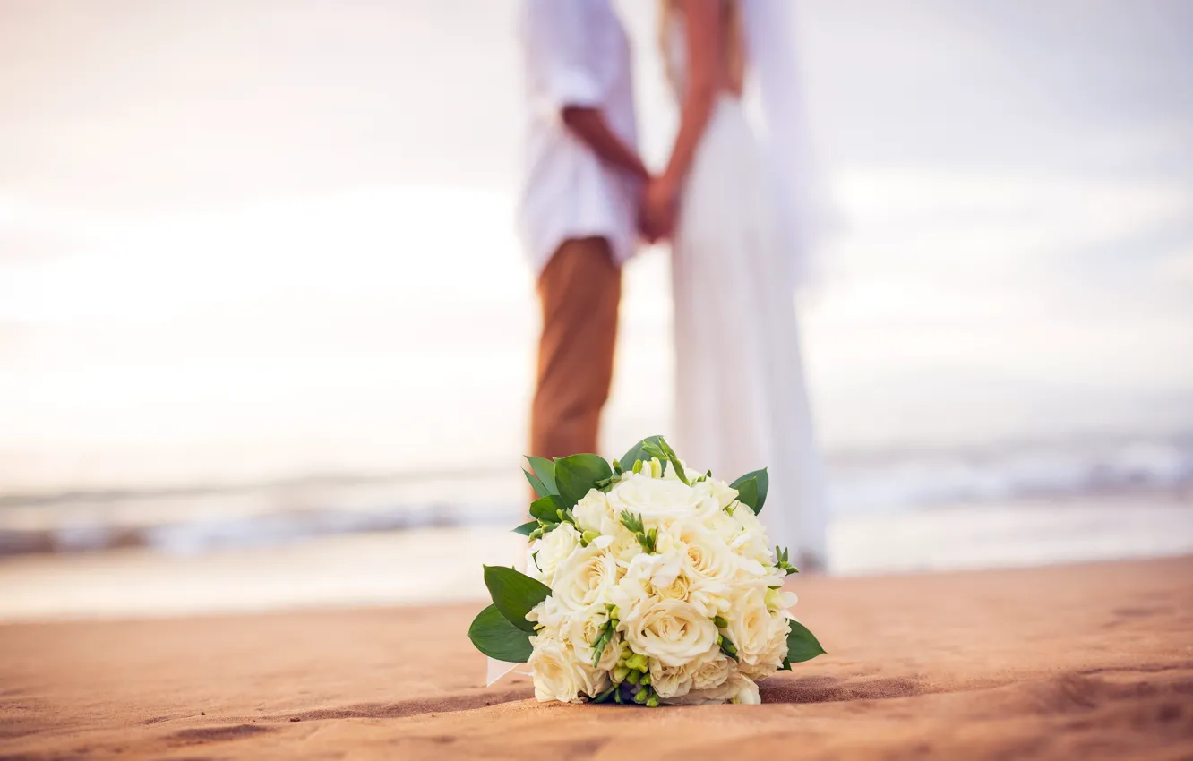 Фото обои beach, sea, flowers, couple, bouquet, wedding, just married, bridal