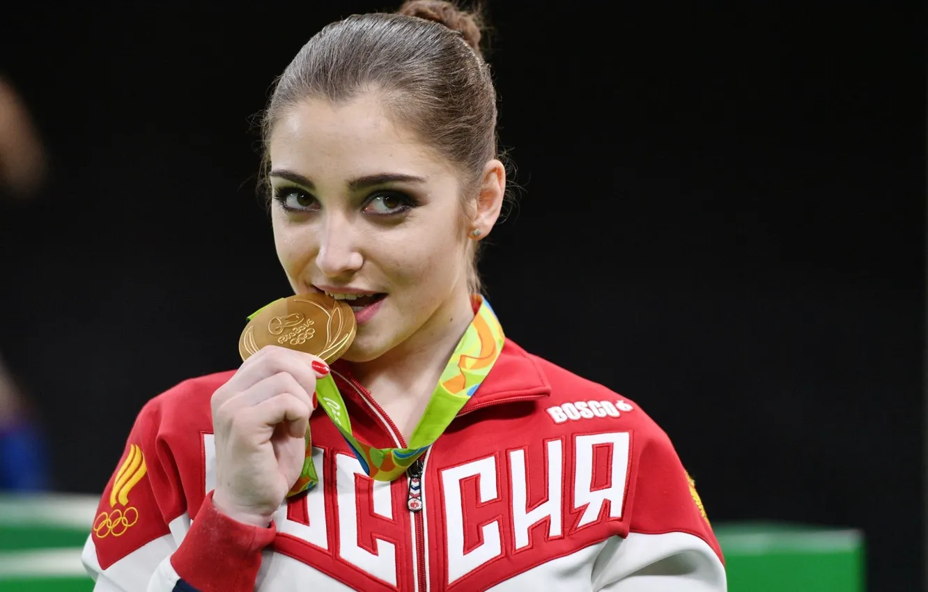 Фото обои взгляд, девушка, радость, лицо, фигура, олимпиада, медаль, Россия
