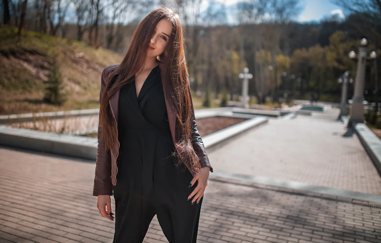 Фото обои девушка, милая, модель, Часы, Улыбка, Обои, Костюм, шатенка