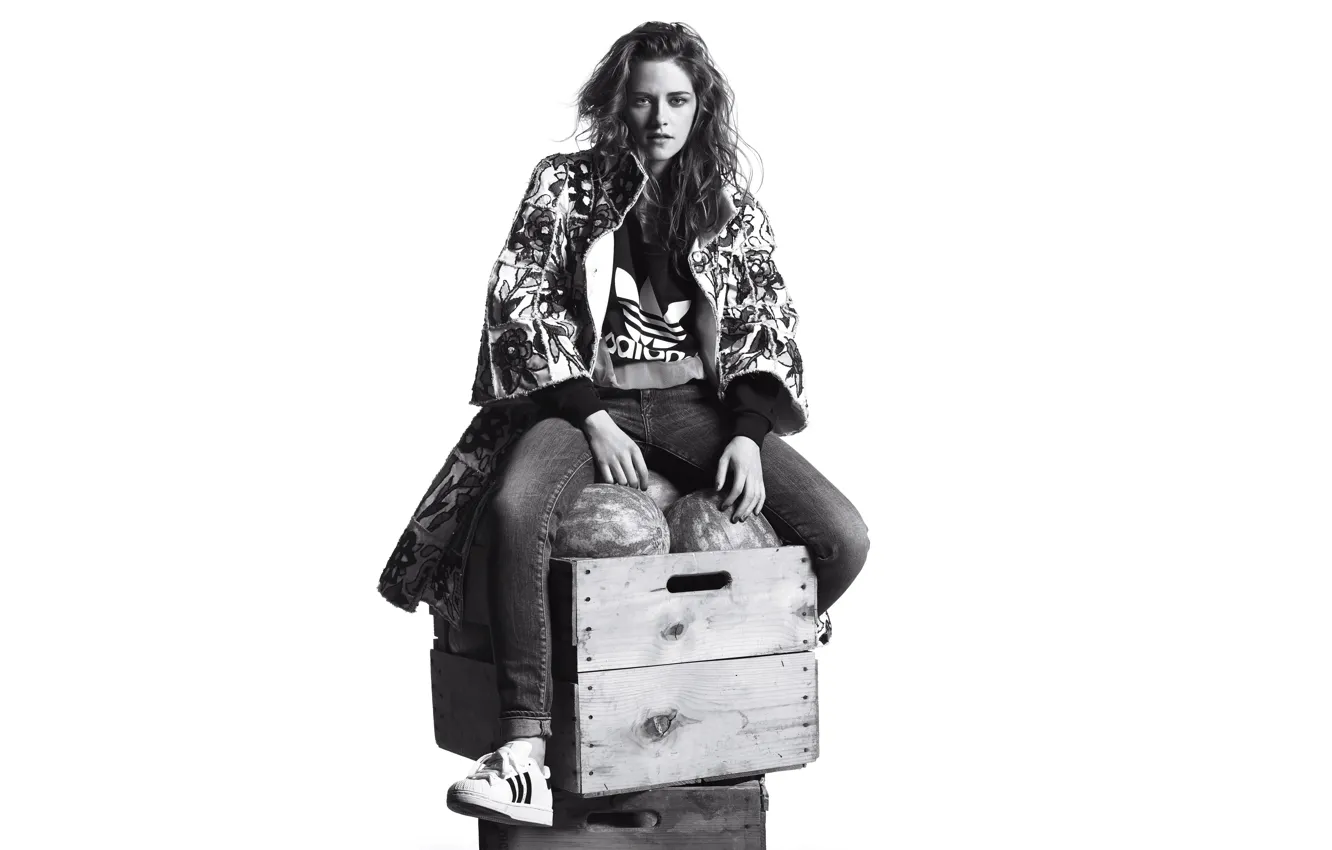 Фото обои джинсы, макияж, куртка, прическа, белый фон, черно-белое, ящики, Kristen Stewart