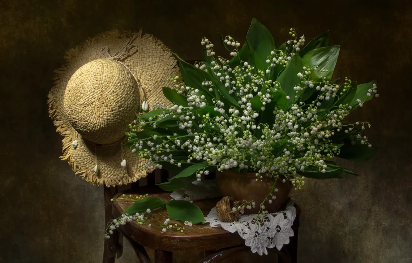 Фото обои цветы, букет, весна, шляпа, стул, горшок, белые, натюрморт
