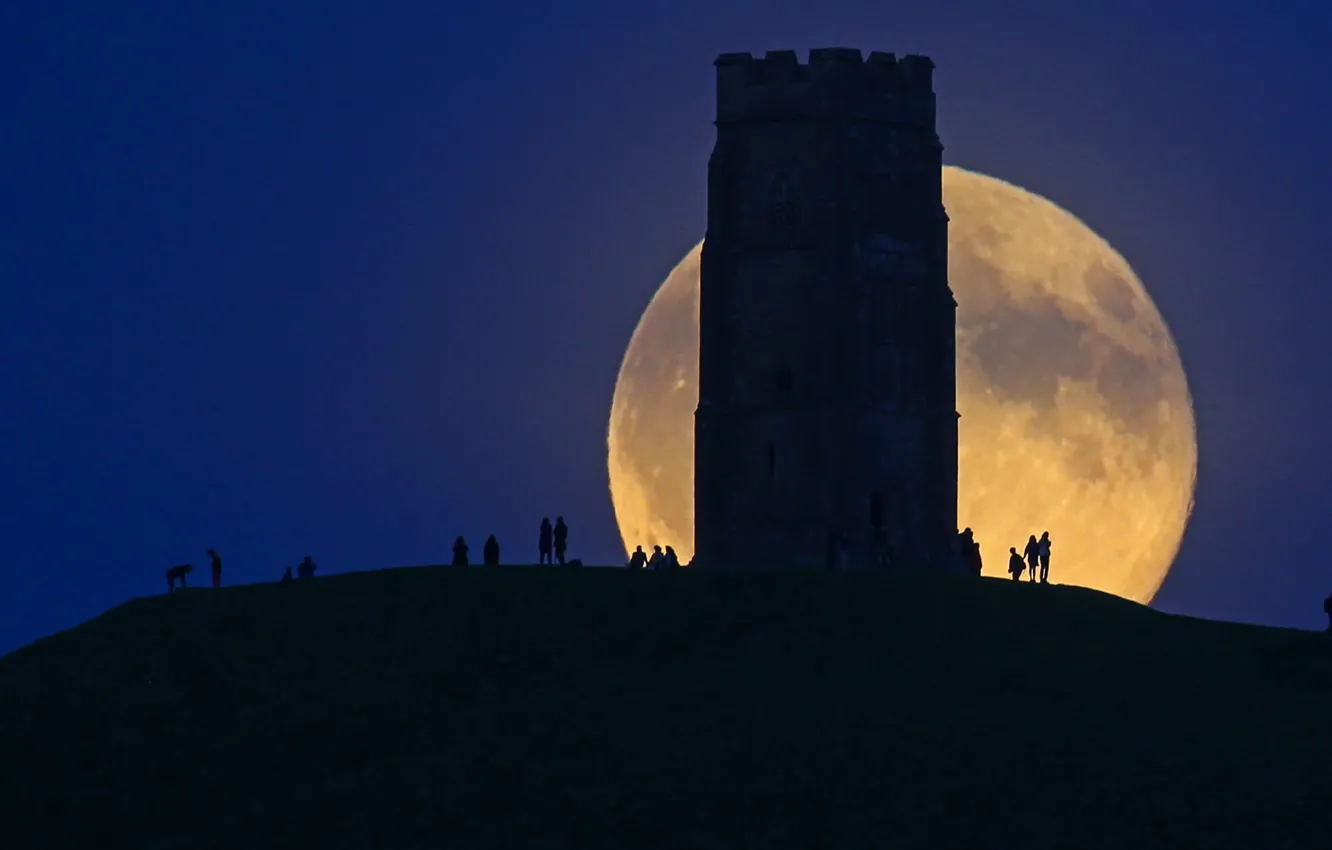 Фото обои ночь, Англия, башня, Луна, силуэт, Сомерсет, Гластонбери Тор, Холм святого Михаила
