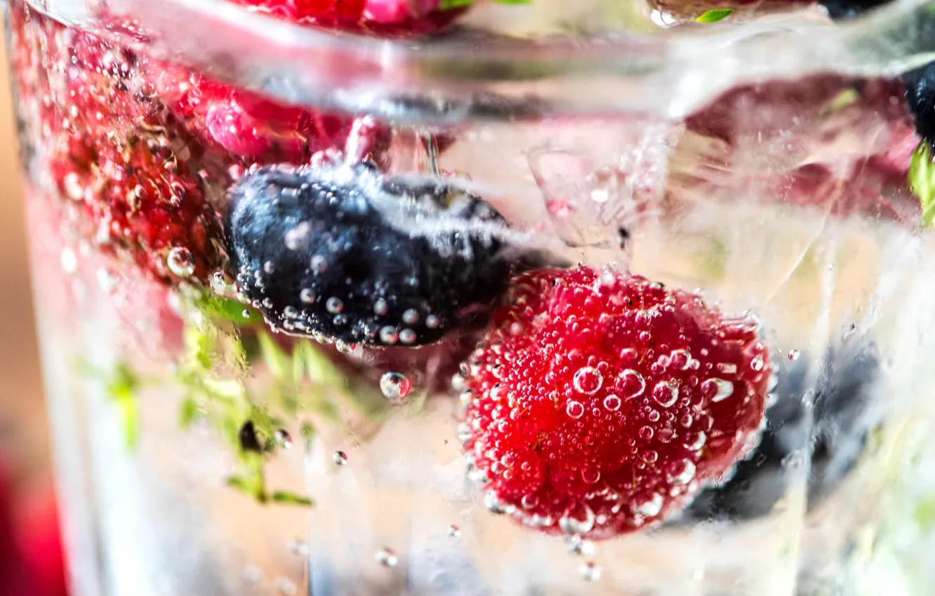 Фото обои вода, ягоды, напиток
