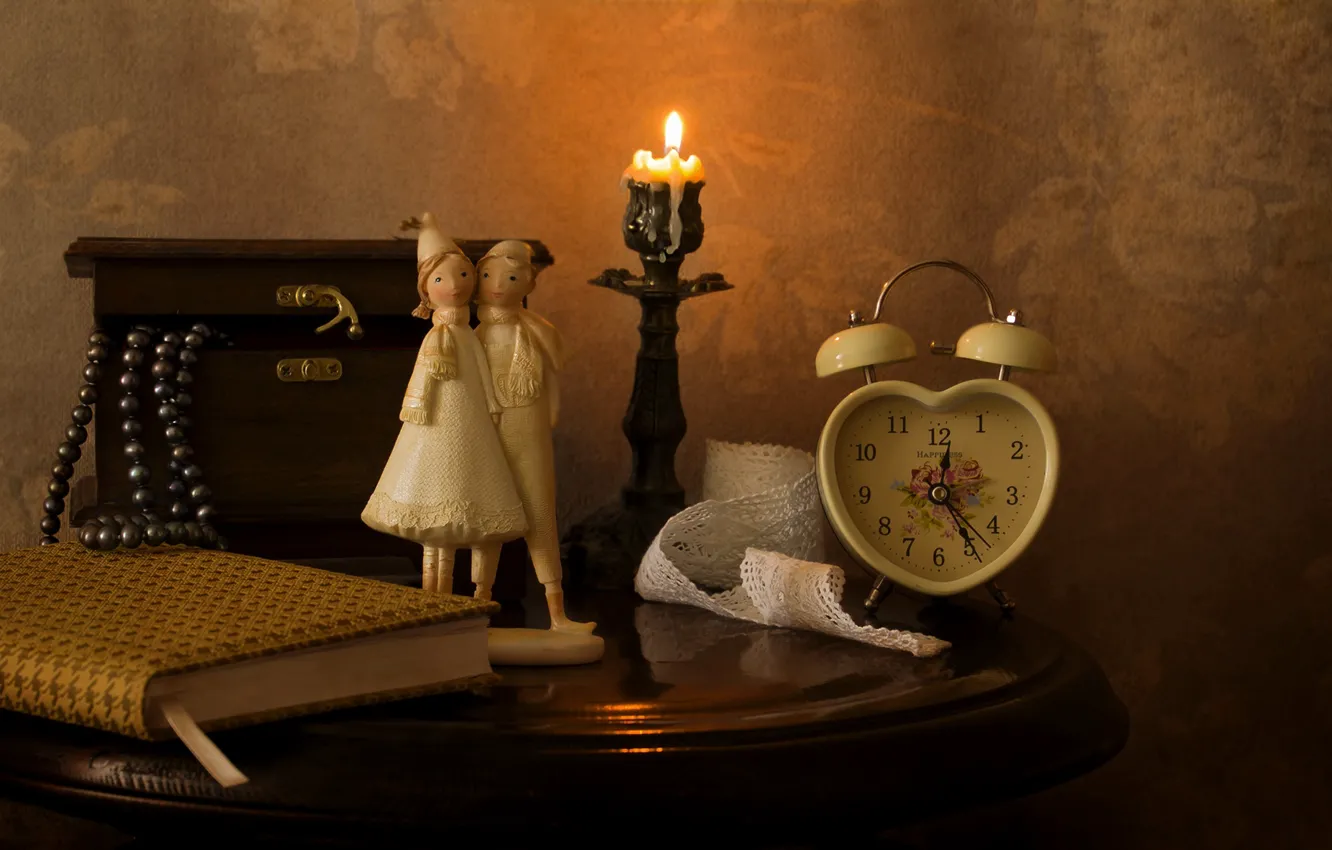 Фото обои часы, свеча, ожерелье, будильник, шкатулка, книга, статуэтка