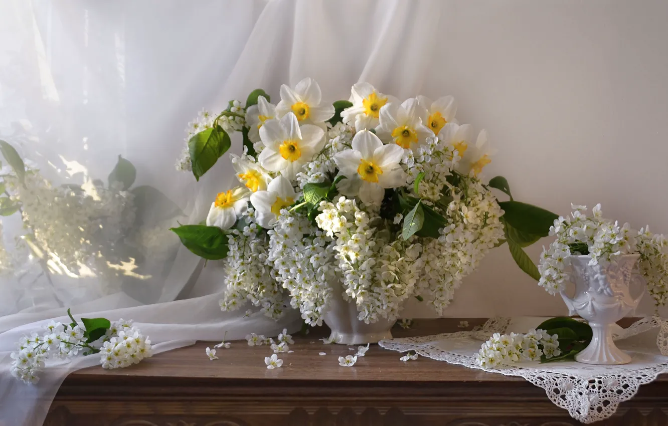 Фото обои цветы, ветки, занавеска, салфетка, нарциссы, вазочка, черёмуха, Валентина Колова
