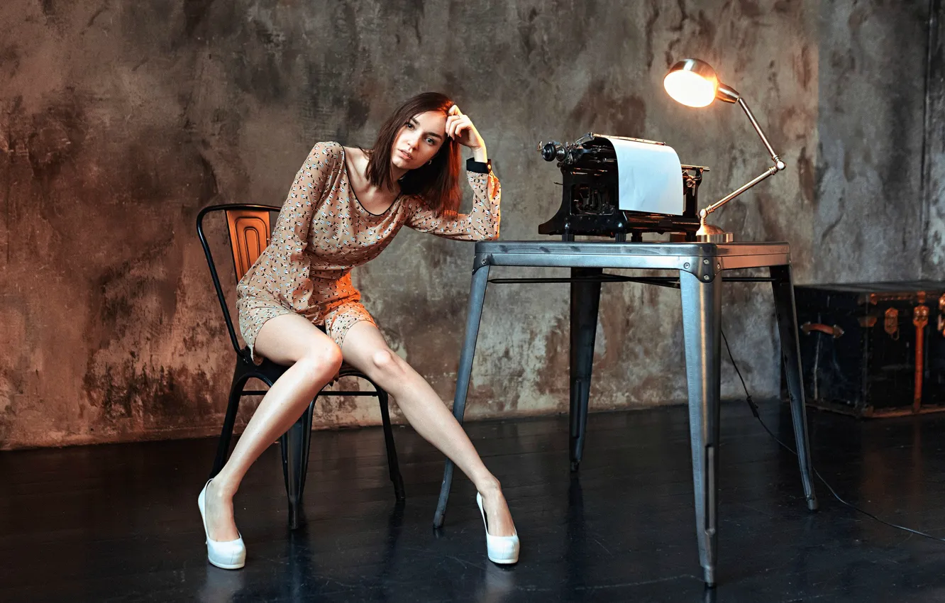 Фото обои девушка, стол, комната, лампа, ножки, пишущая машинка, Даша, Dashuta Berezina