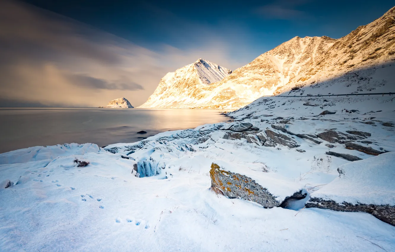 Фото обои зима, свет, снег, горы, скалы, берег, вершины, Норвегия