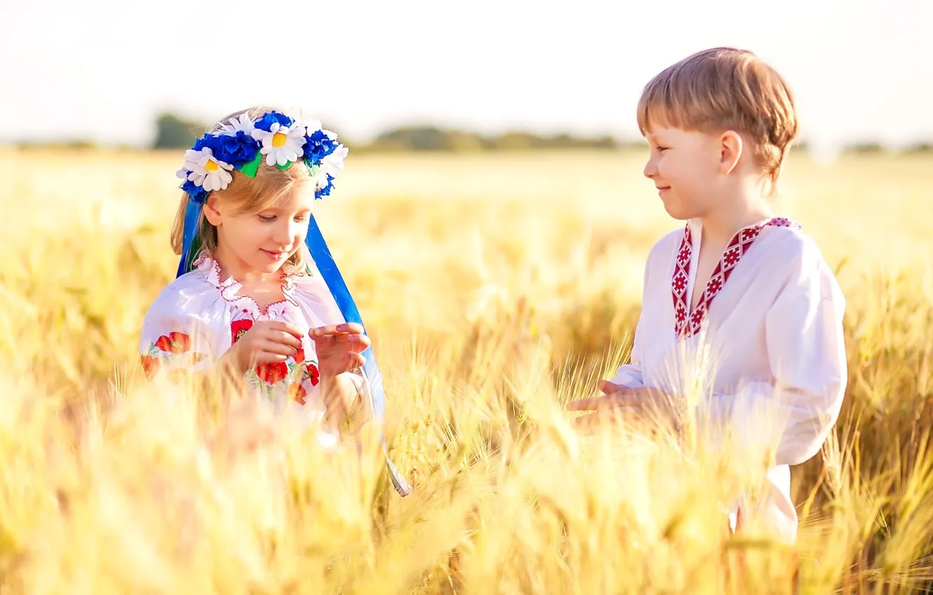 Фото обои пшеница, поле, дети, ромашки, мальчик, девочка, Украина, венок
