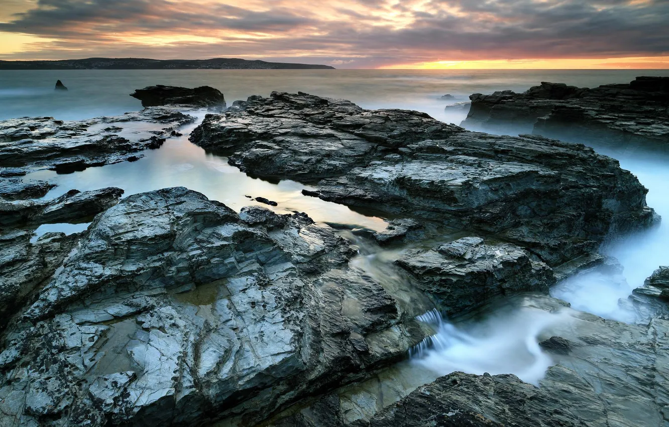 Фото обои море, вода, тучи, природа, камни, скалы, лужи