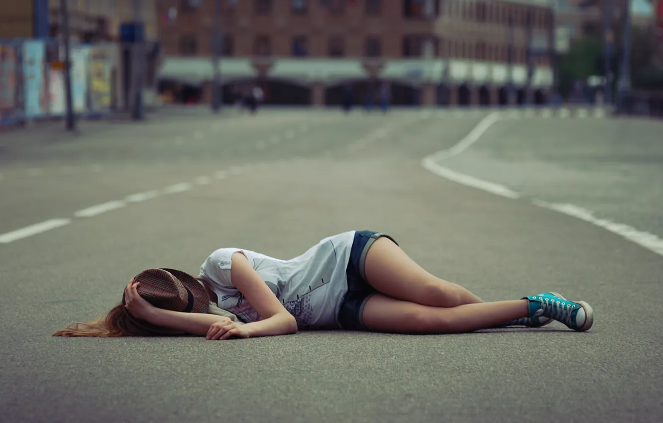 Фото обои girl, legs, hat, street