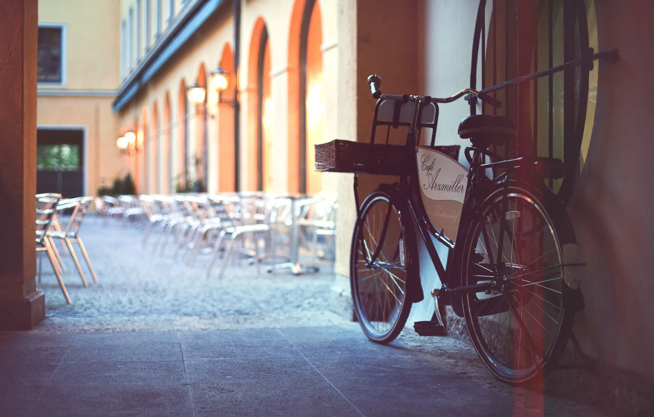 Фото обои велосипед, город, кафе, дворик