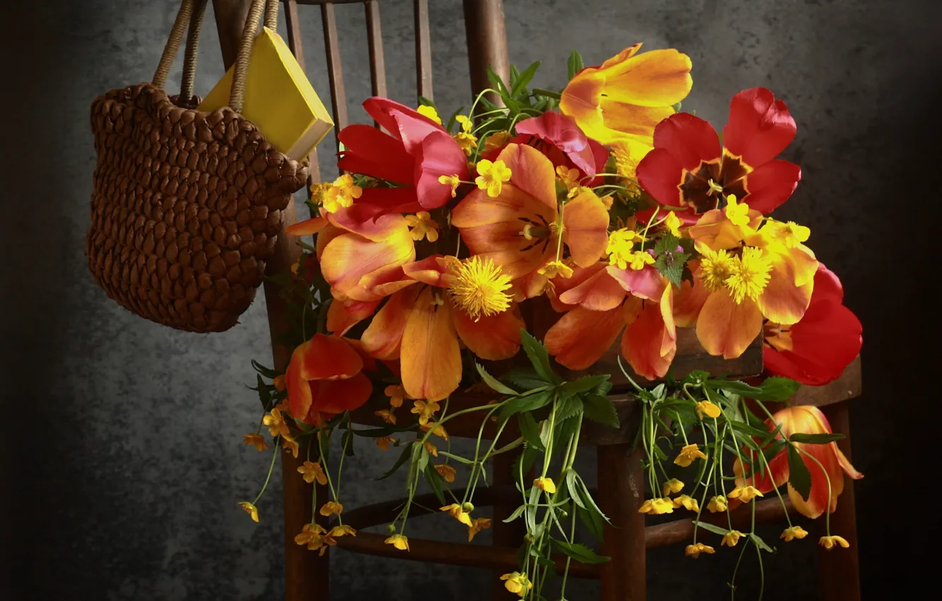 Фото обои цветы, стул, тюльпаны, книга, сумка