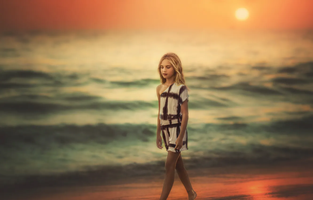 Фото обои песок, волны, океан, берег, девочка, Edie Layland, Walking Ocean Sunset
