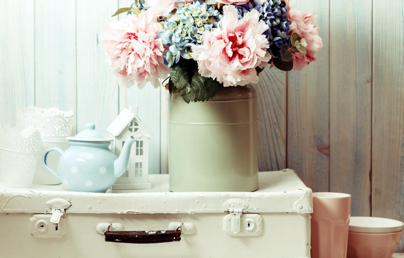 Фото обои цветы, букет, чайник, чемодан, пионы, декор