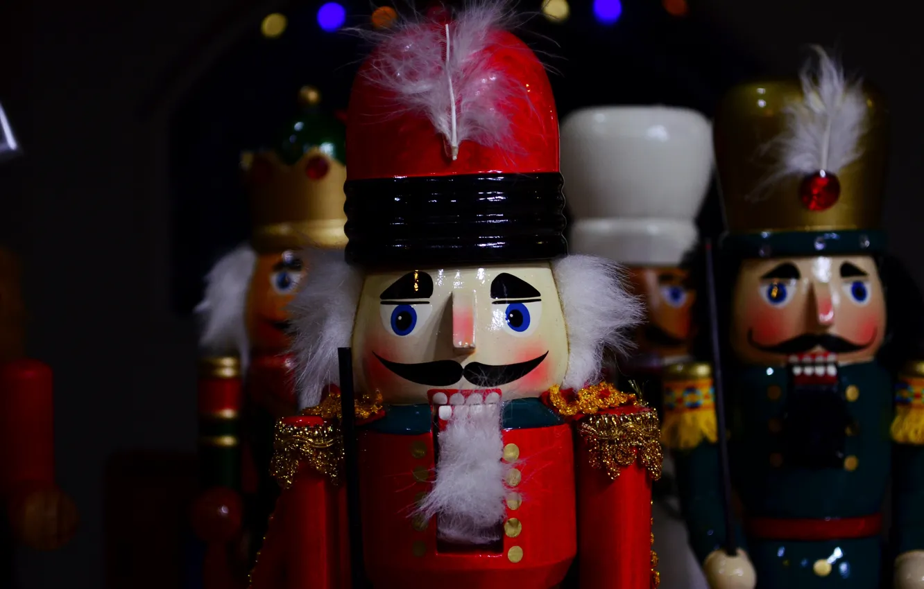 Фото обои зима, темный фон, праздник, игрушка, игрушки, Рождество, Новый год, фигурка