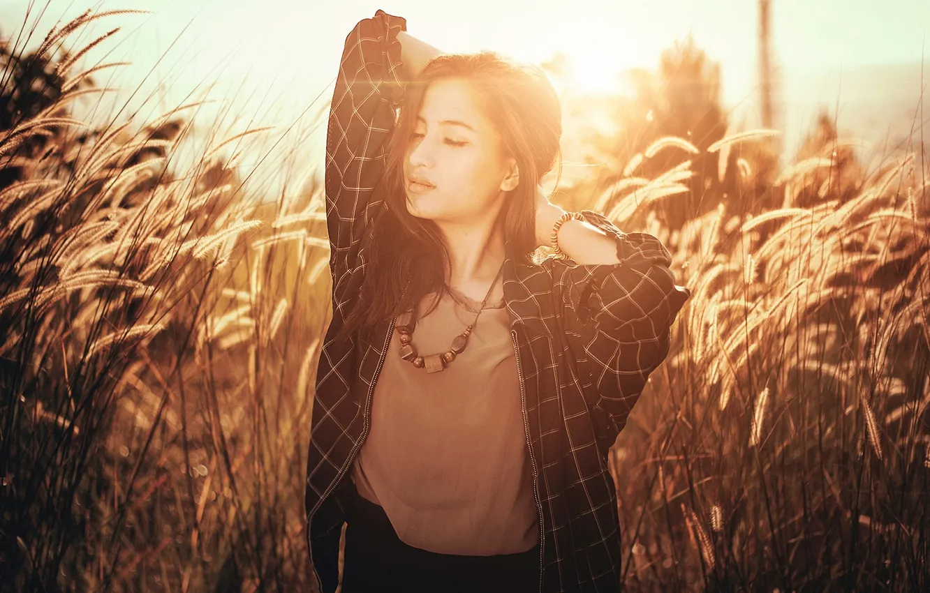 Фото обои трава, девушка, бусы, браслет, рубашка, шатенка, азиатка