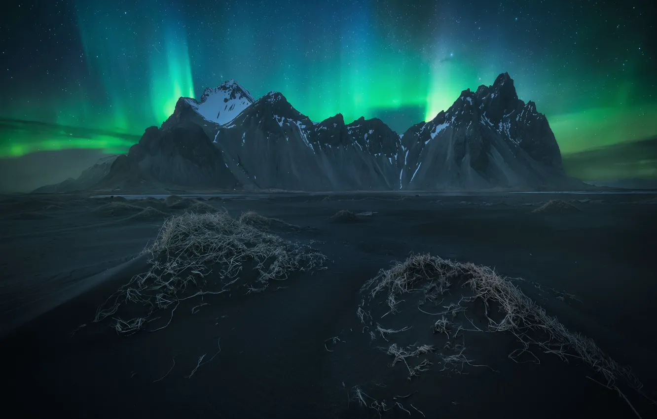 Фото обои пляж, небо, звезды, горы, ночь, северное сияние, Исландия, фьорд