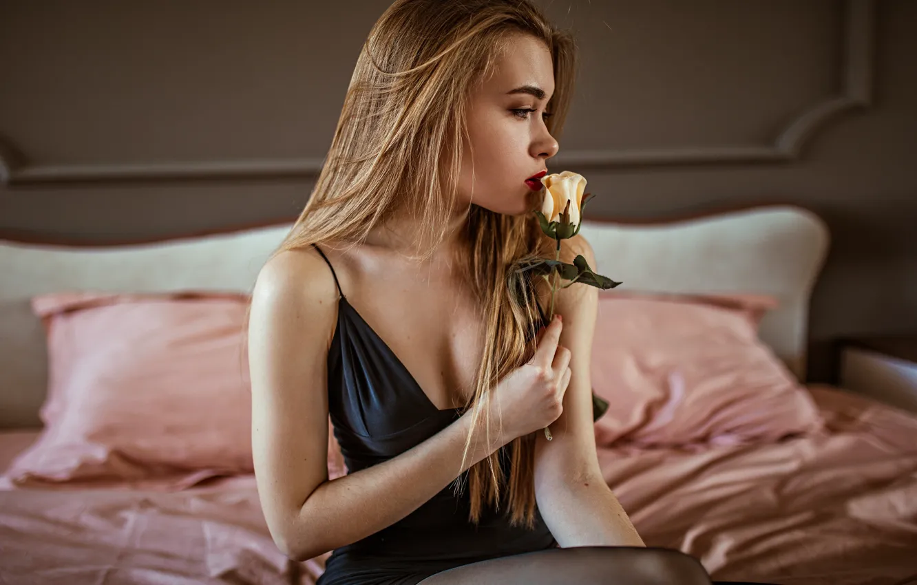 Фото обои цветок, девушка, роза, платье, постель, профиль, русая, Ольга Канайкина