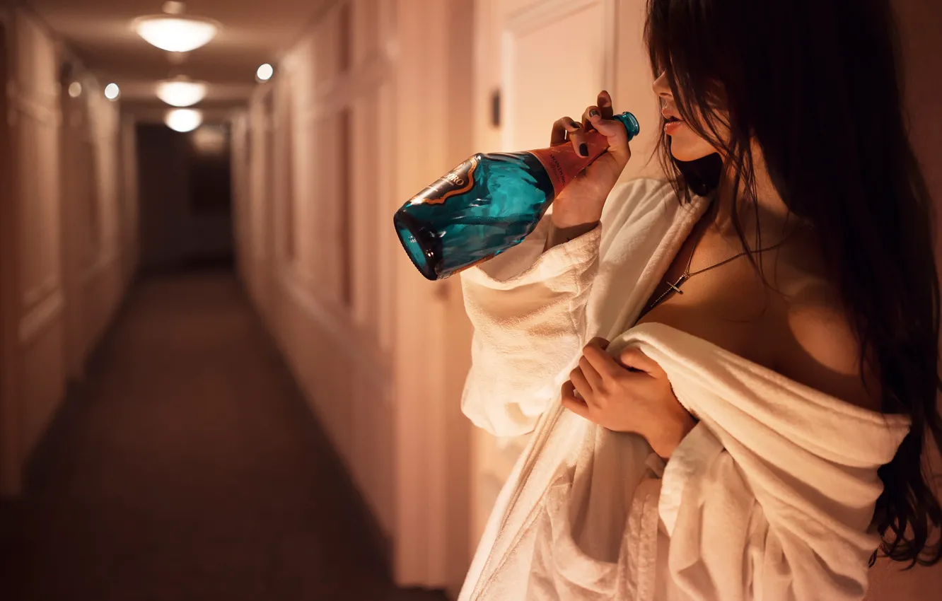 Фото обои девушка, отдых, бутылка, отель, халат, Эльвира