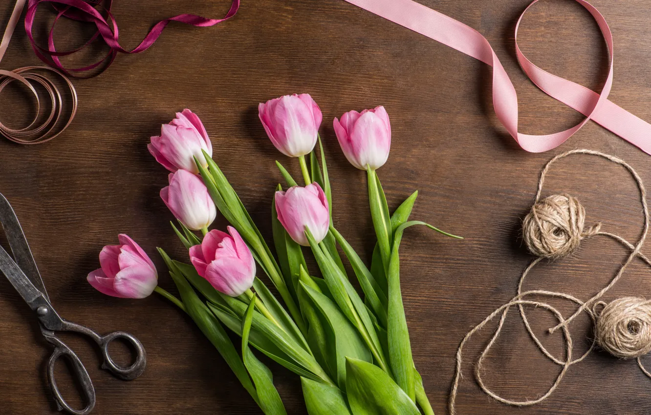 Фото обои цветы, стол, тюльпаны, розовые, нитки, ленточки, ножницы, тесьма