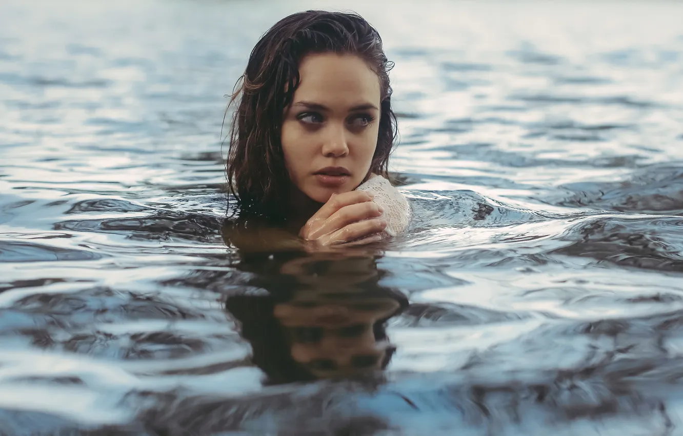 Фото обои глаза, взгляд, вода, девушка, лицо, волосы, рука, купание