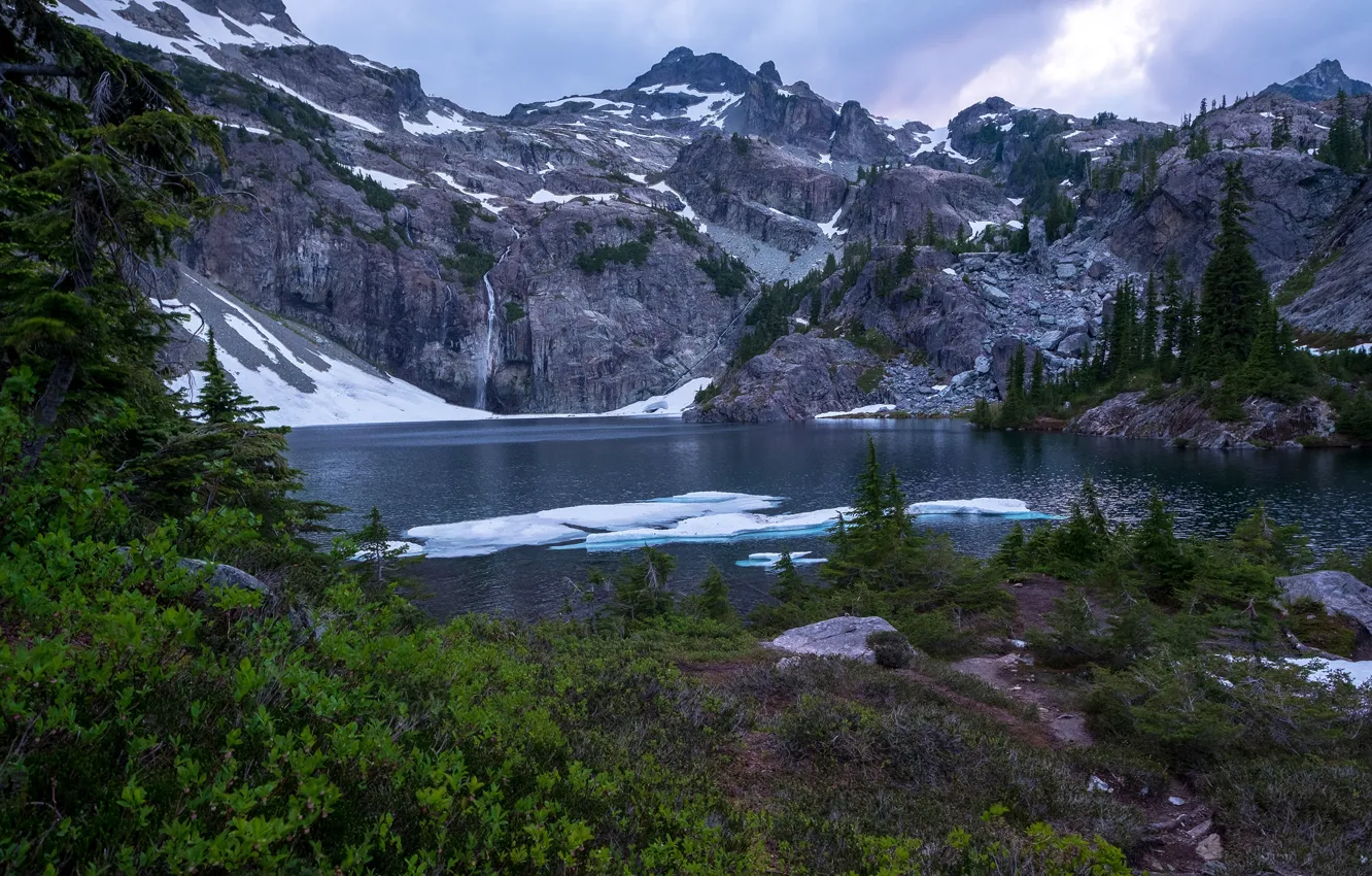 Фото обои снег, деревья, горы, озеро, камни, скалы, Канада