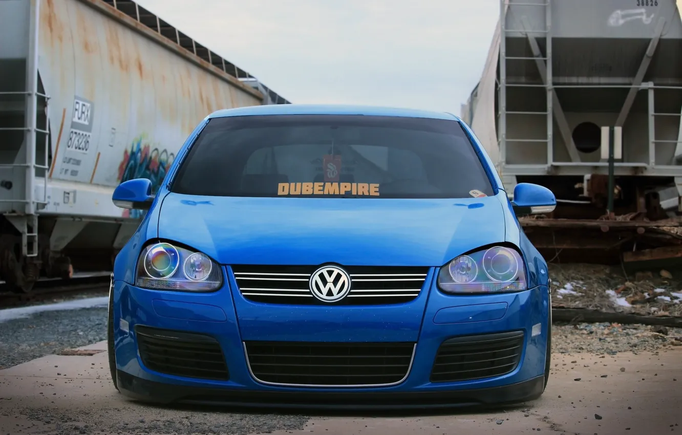 Фото обои volkswagen, graffiti, golf, blue, tuning, train, germany, low