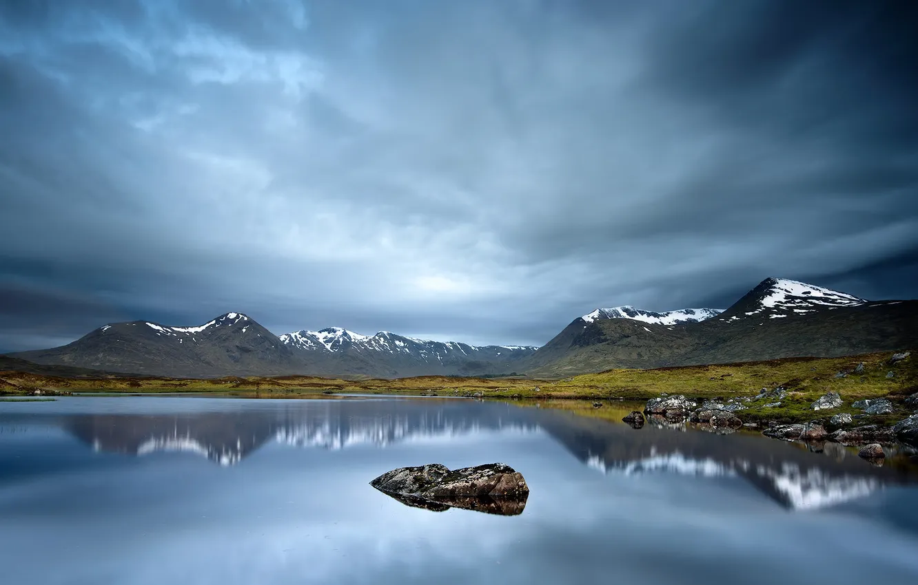 Фото обои горы, озеро, отражение, камень, зеркало, серые облака
