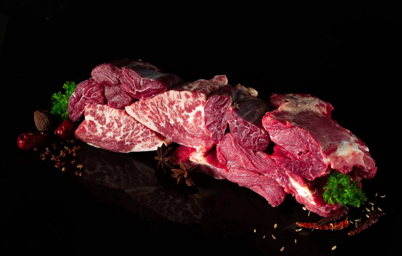 Фото обои мясо, чёрный фон, специи, сырое мясо